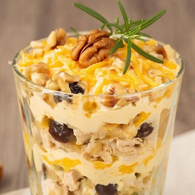 Изысканный салат с черносливом, курицей и грецкими орехами