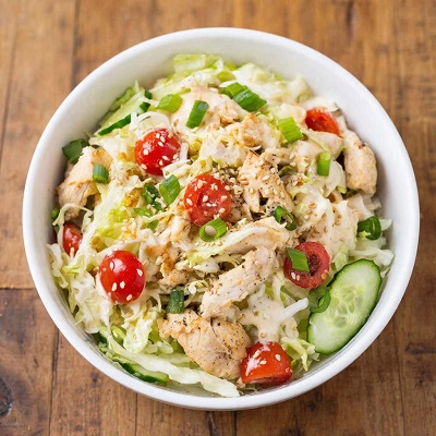 Сытный салат с курицей и капустой