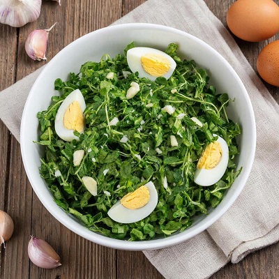 Салат из молодой крапивы с яйцом и чесноком