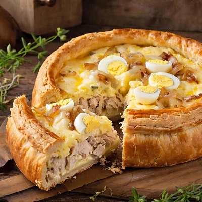 Классический заливной пирог с курицей и яйцами