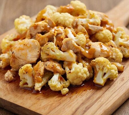 Цветная капуста с курицей и соусом